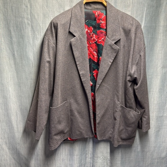 Gray blazer size 2-3X - Picture 2 of 7